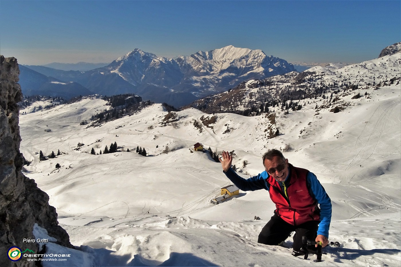 47  In basso i Piani d'Artavaggio, in alto le Grigne.JPG